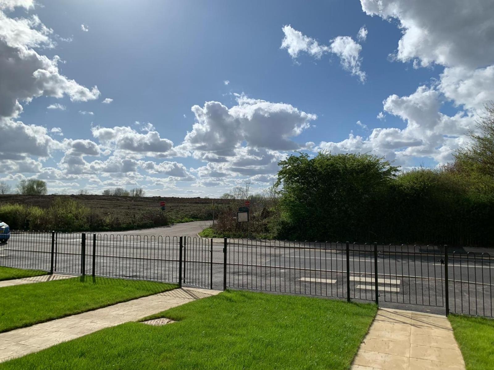 Brand New Entire 4 Bed House Multiple Free Parking Early Check-In Late Check- Out Allowed South Ockendon Exterior photo
