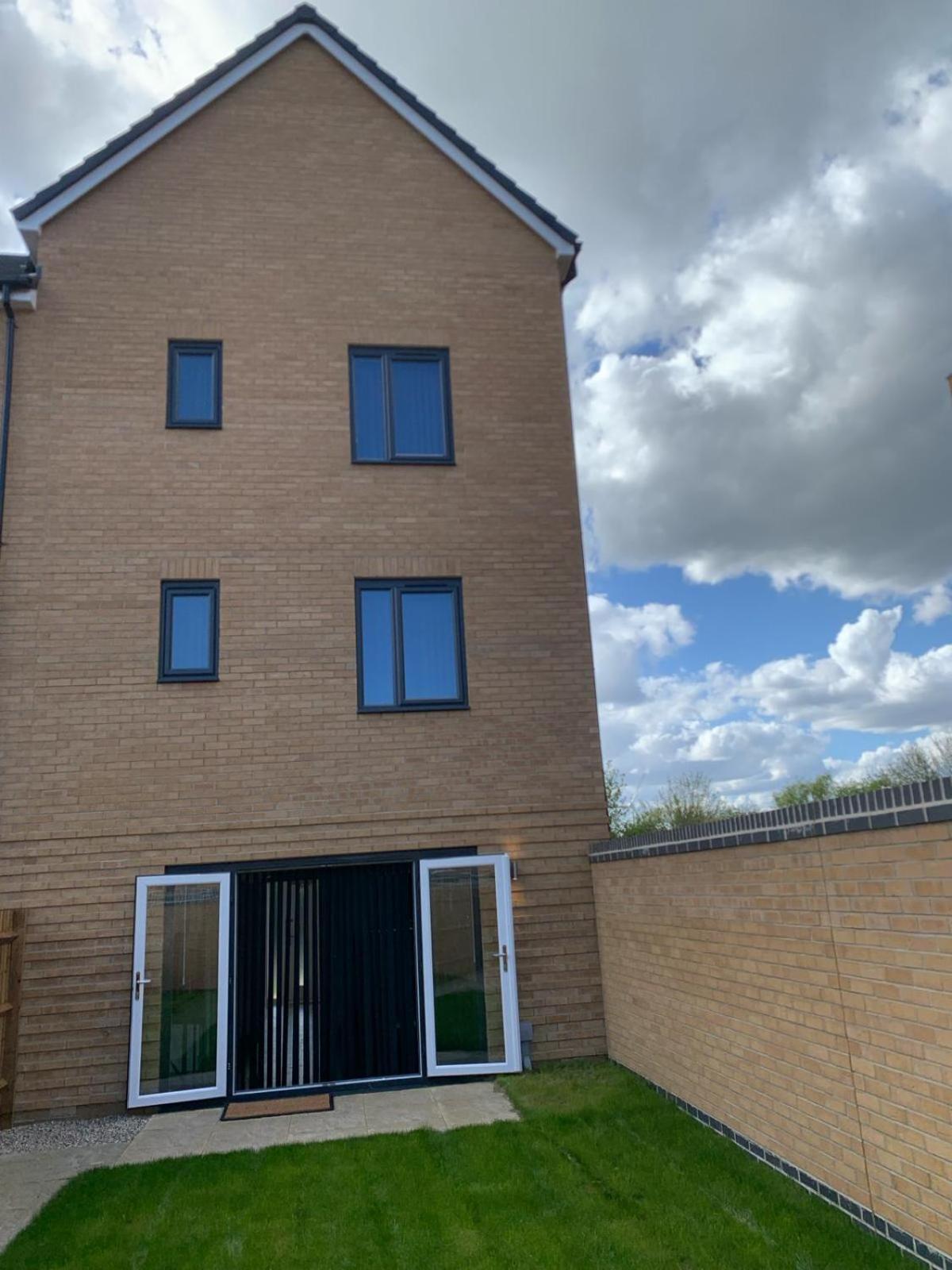 Brand New Entire 4 Bed House Multiple Free Parking Early Check-In Late Check- Out Allowed South Ockendon Exterior photo